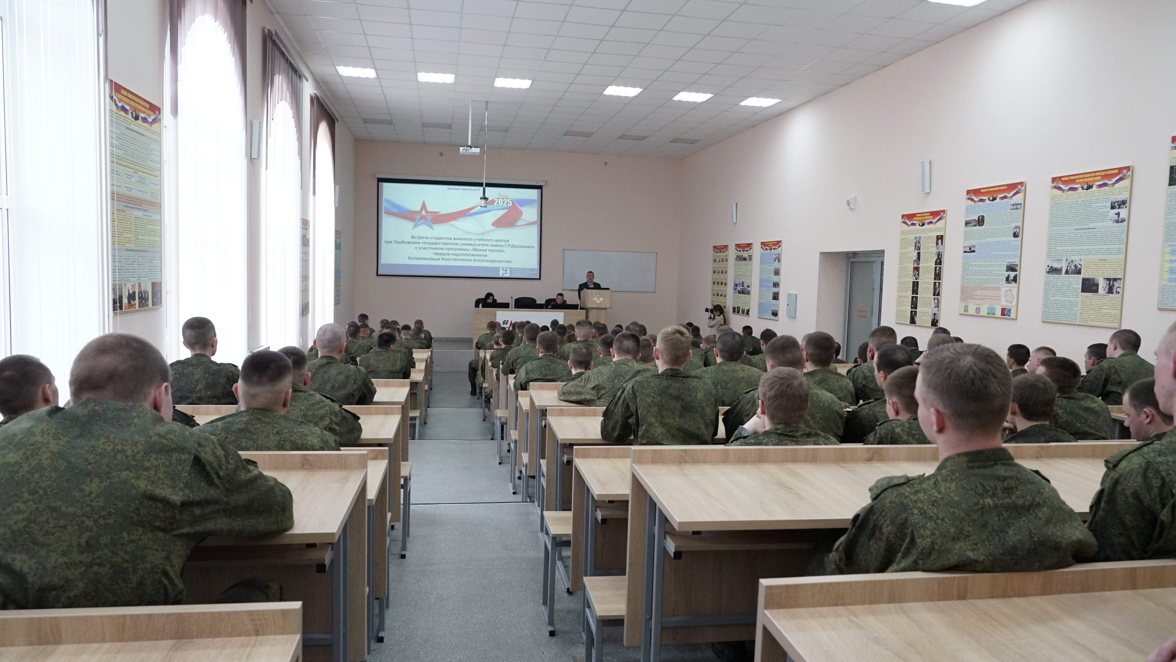 Изображение новости: Студенты ВУЦа Державинского встретились с участником программы «Время героев» Константином Кутейниковым